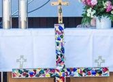 Kreuz, Kerze, Altar
