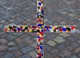 Bild: Scherben-Kreuz von der Versöhnungsandacht der AcKLüneburg am 03.03.2017 St.Stephanus