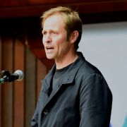 Pastor Stephan Jacob lädt ein zum Kindergottesdienst.