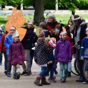 Kinder kommen zurück vom ökumenischen Kindergottesdienst am Pfingstmontag im Kurpark, Gott hat alle Kinder lieb, er kennt unsre Namen.