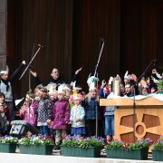 Die Kinder und Kindergottesdienstteam singen vom "Pfingstfeuer" angesteckt.