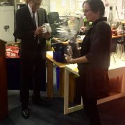 Annette Israel (ACK) und Stephan Reimers betrachten das Angebot von Sack und Pack Tag am der Kirche.